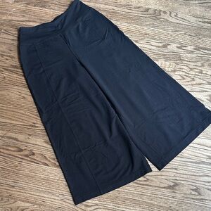 Lululemon Wide leg Stretch cropped palazzo pants Black size 6 EUC
